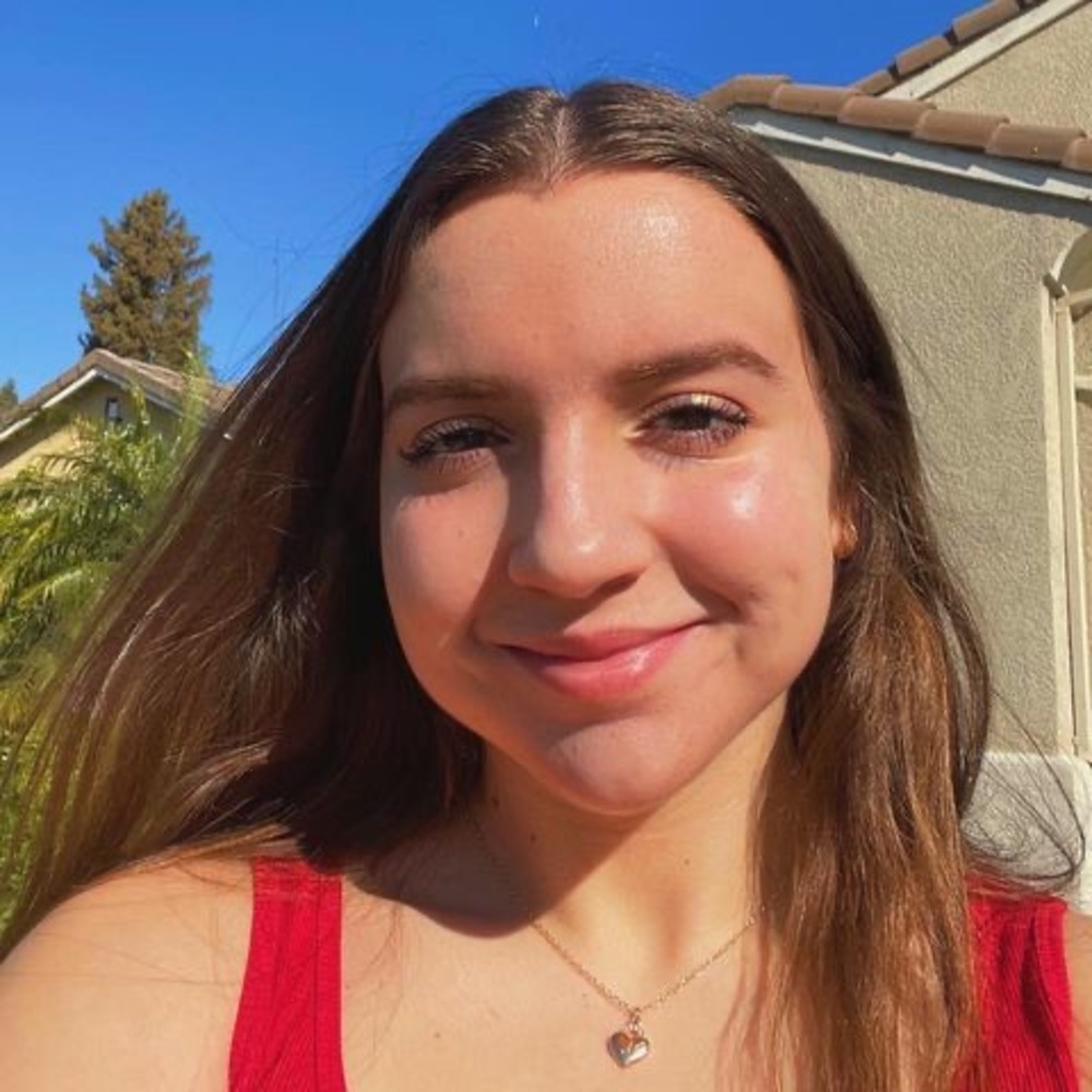 Meet your Posher, Larissa